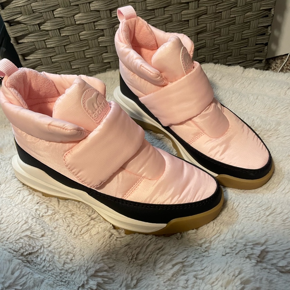 Sorel Women's Pink Winter Sneakers/boots. Bought wrong size! This is a steal